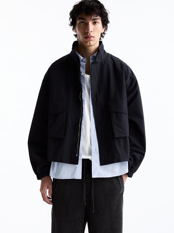 Pull&Bear Välikausitakki värissä sininen: etupuoli