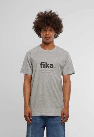 T-Shirt 'Fika Definition' Mister Tee en gris : devant