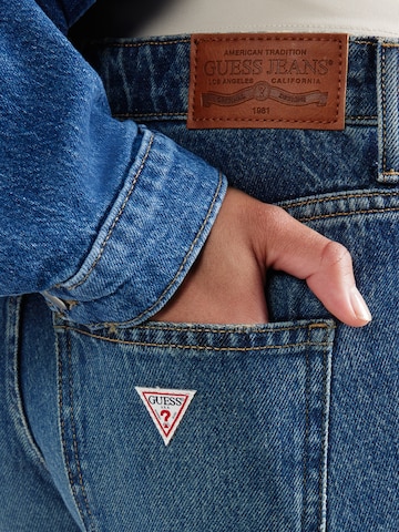 GUESS JEANS Zvonové kalhoty Džíny – modrá