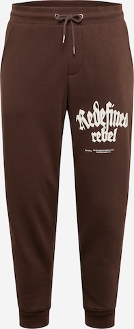 Redefined Rebel Pants 'Jad' in Brown: front
