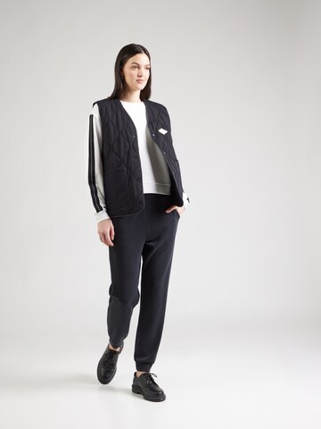 Trening de la EA7 Emporio Armani pe albastru