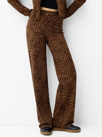 Bershka Flared Broek in Bruin: voorkant