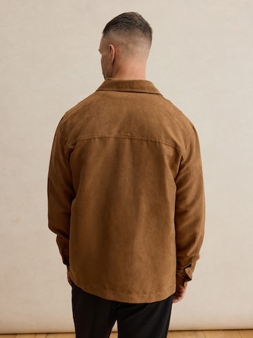 DAN FOX APPAREL Средняя посадка Рубашка 'Maik' в Коричневый