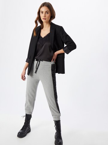 Tapered Pantaloni de la KENDALL + KYLIE pe gri