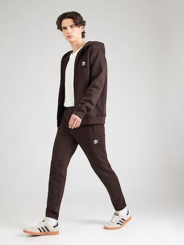 ADIDAS ORIGINALS Zwężany krój Spodnie 'Trefoil Essentials' w kolorze brązowy