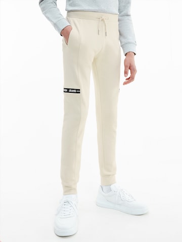 Calvin Klein Jeans Дънки Tapered Leg Панталон 'INTARSIA' в бежово: отпред