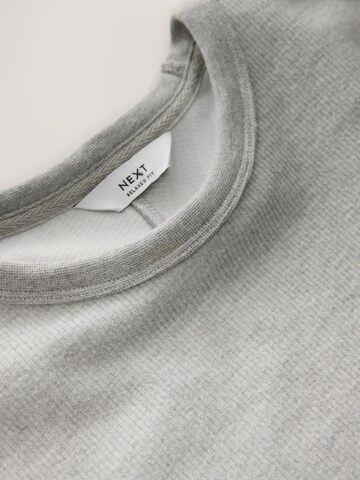 Tricou de la Next pe gri