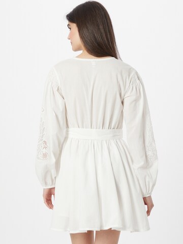 Robe River Island en blanc