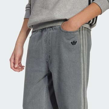 ADIDAS ORIGINALS Свободный крой Джинсы в Серый