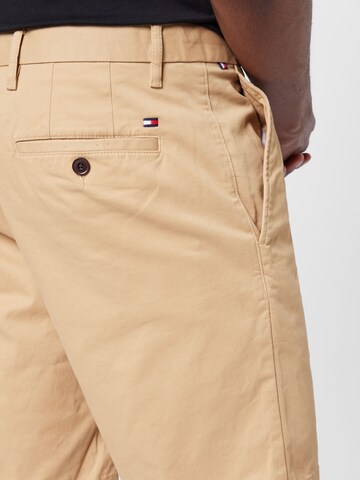 smėlio TOMMY HILFIGER Standartinis „Chino“ stiliaus kelnės 'Brooklyn 1985'