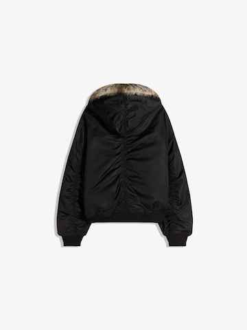 Bershka Prehodna jakna | črna barva