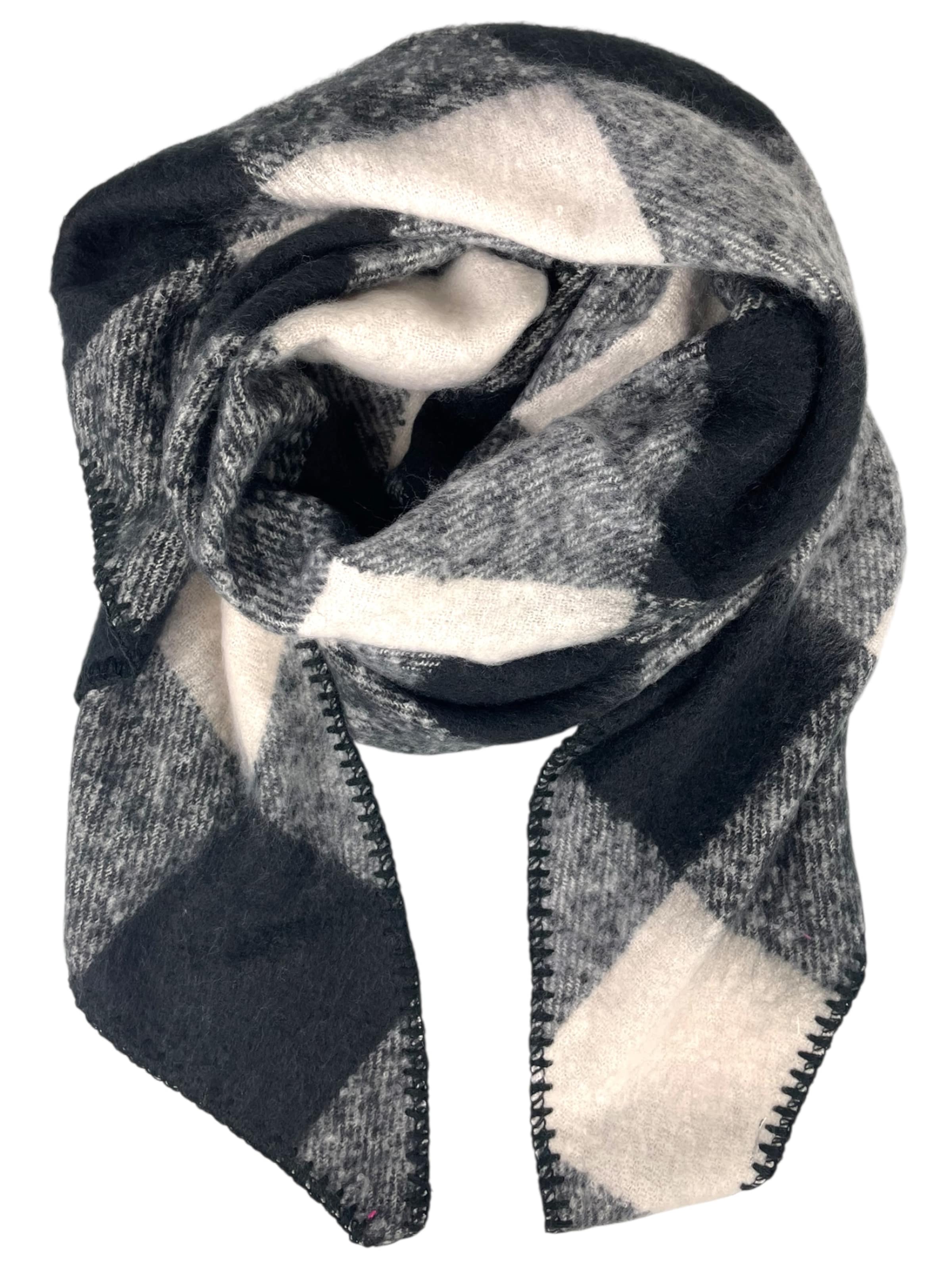 Kumixi Schal 'Karo' in Schwarz: Vorderseite