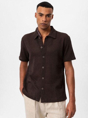 ruda Antioch Patogus modelis Marškiniai: priekis