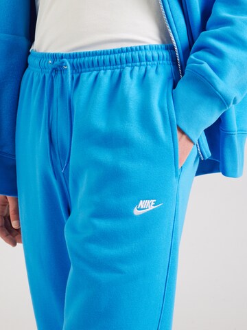 Effilé Pantalon 'Club' Nike Sportswear en bleu