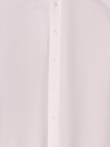 Coupe regular Chemise Andrew James en blanc
