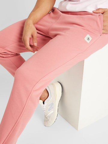 SCOTCH & SODA Tapered Broek 'Essential' in Roze