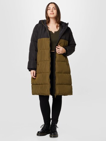 Manteau d’hiver 'Bee' PIECES Curve en vert : devant