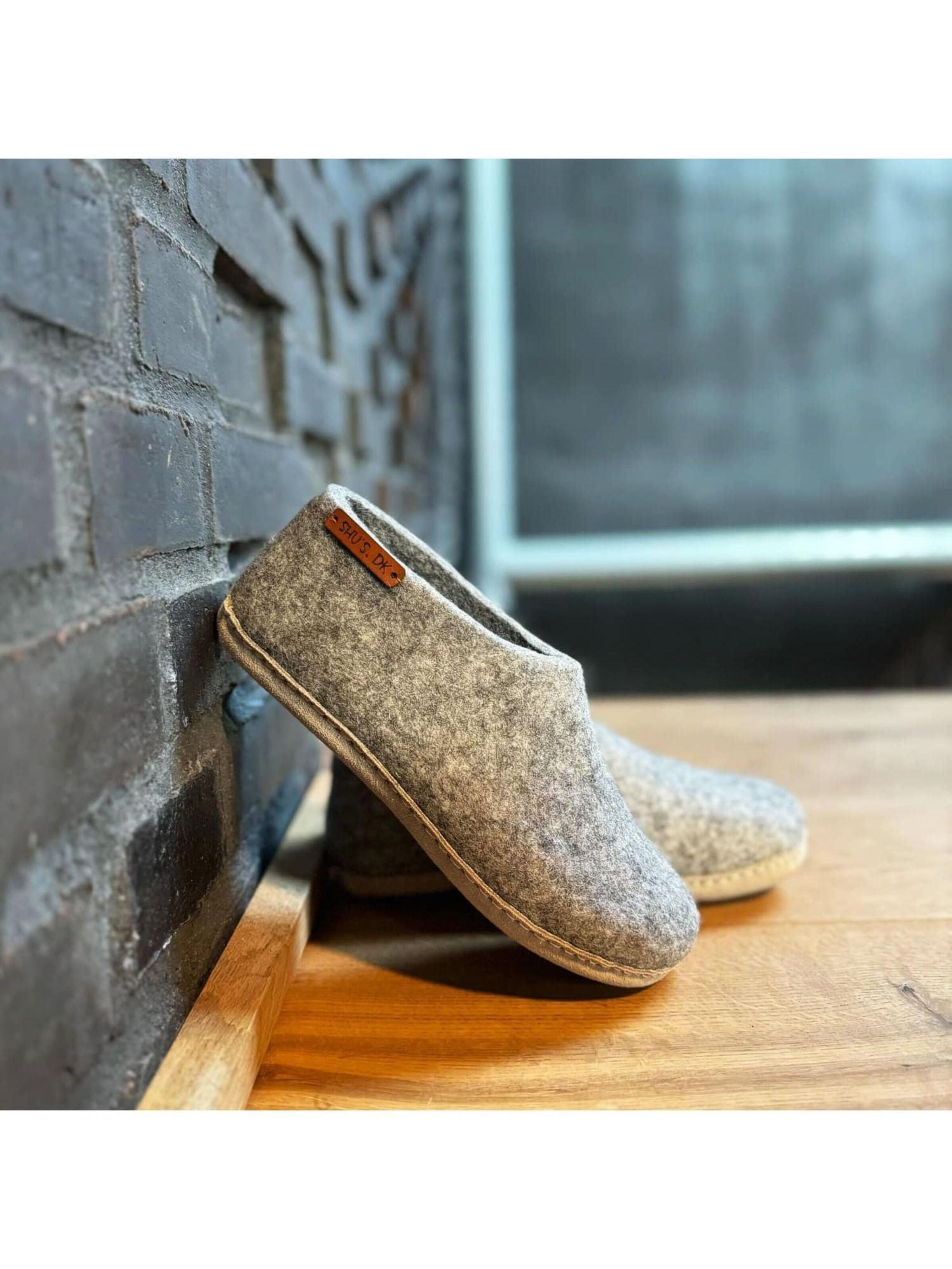 SHUS walk with nature Huisschoenen 'Uldhjemmesko (100% ren uld) - m/sål i skind - Dansk Design fra SHUS' in Grijs