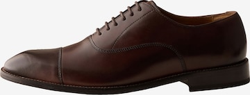 Chaussure à lacets Next en marron : devant