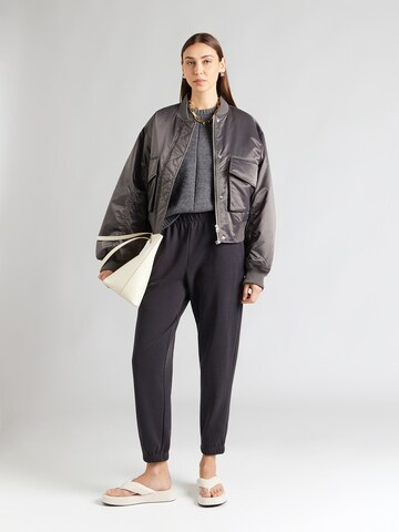 ONLY Tapered Byxa 'ONLVELLA' i grå