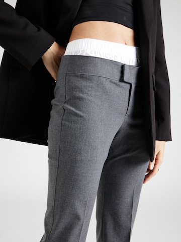 Regular Pantalon à plis NLY by Nelly en gris