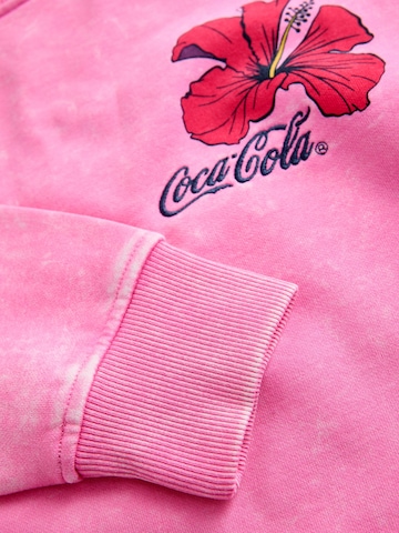 Next Collegepaita 'Coca-Cola Summer' värissä vaaleanpunainen