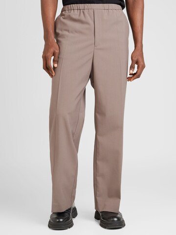 WEEKDAY Regular Pleated Pants 'Axel' in Brown: front