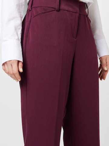 Regular Pantalon à plis 'Nola' Fransa en rouge