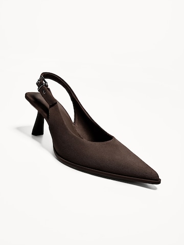 Escarpins à bride arrière Bershka en marron