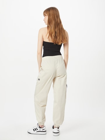 Effilé Pantalon cargo new balance en blanc