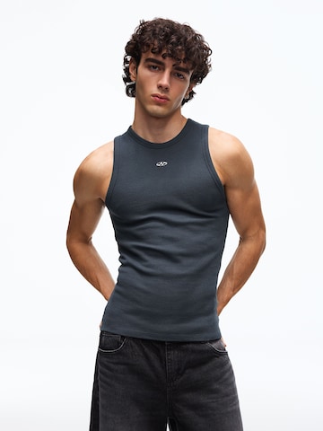 Tricou de la Bershka pe albastru: față