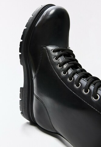 Bershka Boots med snörning i svart