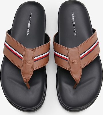 TOMMY HILFIGER Teenslippers in Bruin