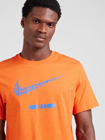 Nike Sportswear - Camiseta 'SWOOSH' en naranja