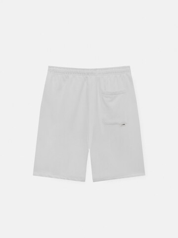 Pull&Bear Loosefit Shorts in Weiß