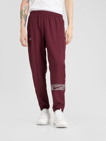 NIKE Tapered Sportbroek 'FLSH CHLLGR' in Rood: voorkant