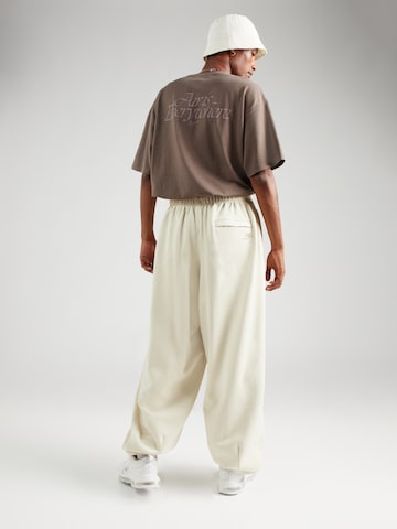 Nike Sportswear Tapered Broek 'CLUB' in Beige