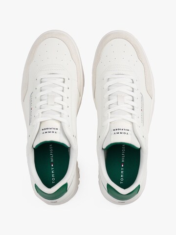 TOMMY HILFIGER Σνίκερ χαμηλό 'BASKET CORE' σε μπεζ