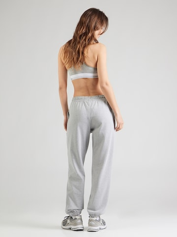 Tapered Pantaloni di Calvin Klein Jeans in grigio: dietro