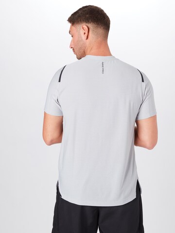 NIKE - Ajuste regular Camiseta funcional en gris