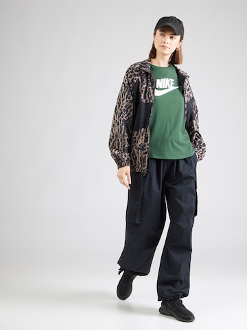 Nike SportswearSkinny Majica 'ESSNTL' - zelena boja