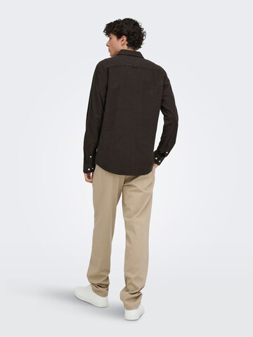 Coupe slim Chemise 'NIKO ' Only & Sons en marron
