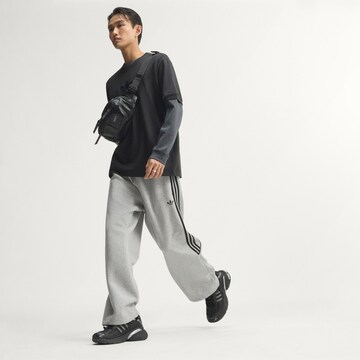 ADIDAS ORIGINALS Loosefit Kalhoty 'Teamgeist 26' – šedá