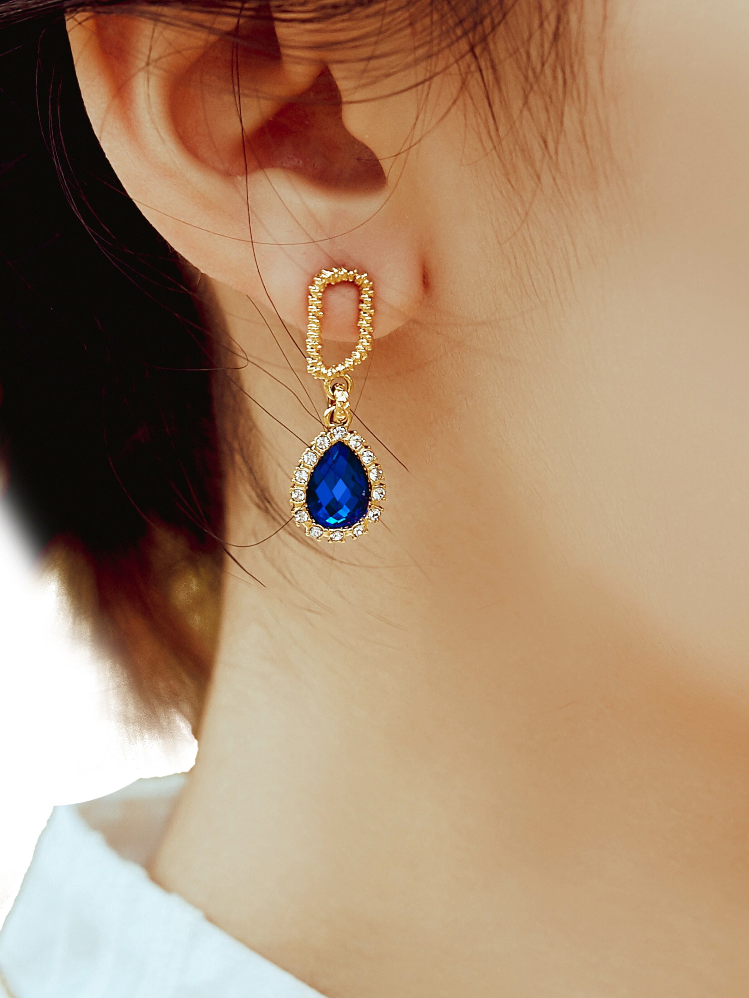 Victoria Hyde - Brincos em azul: frente