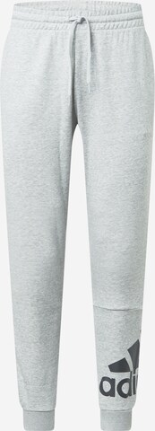 ADIDAS SPORTSWEAR Avsmalnet Sportsbukser 'Essentials French Terry Tapered Cuff Logo' i grå: forside