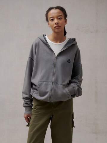 THE ELECTRIC STATE COLLECTION - Sudadera con cremallera en gris: frente