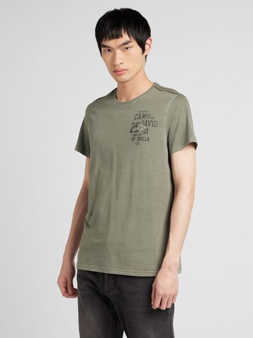 CAMP DAVID T-shirt i grön: framsida