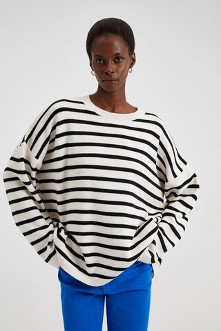 Pull-over oversize Touche Prive en blanc : devant