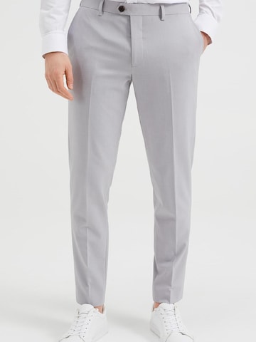 WE Fashion Слим Плиссированные брюки в Серый: спереди