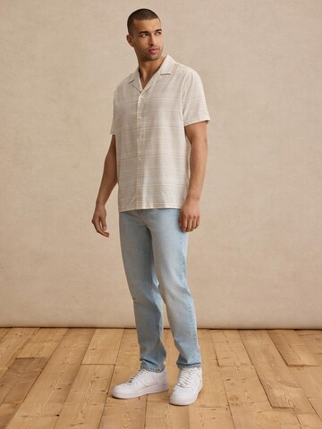 DAN FOX APPAREL - Ajuste regular Camisa 'Karim' en blanco